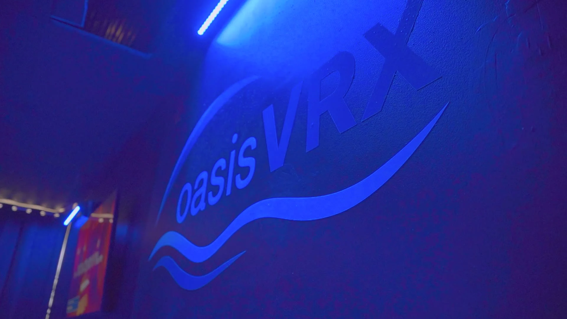 青い照明に照らされたoasisVRXプリンストン店内の壁面サイン