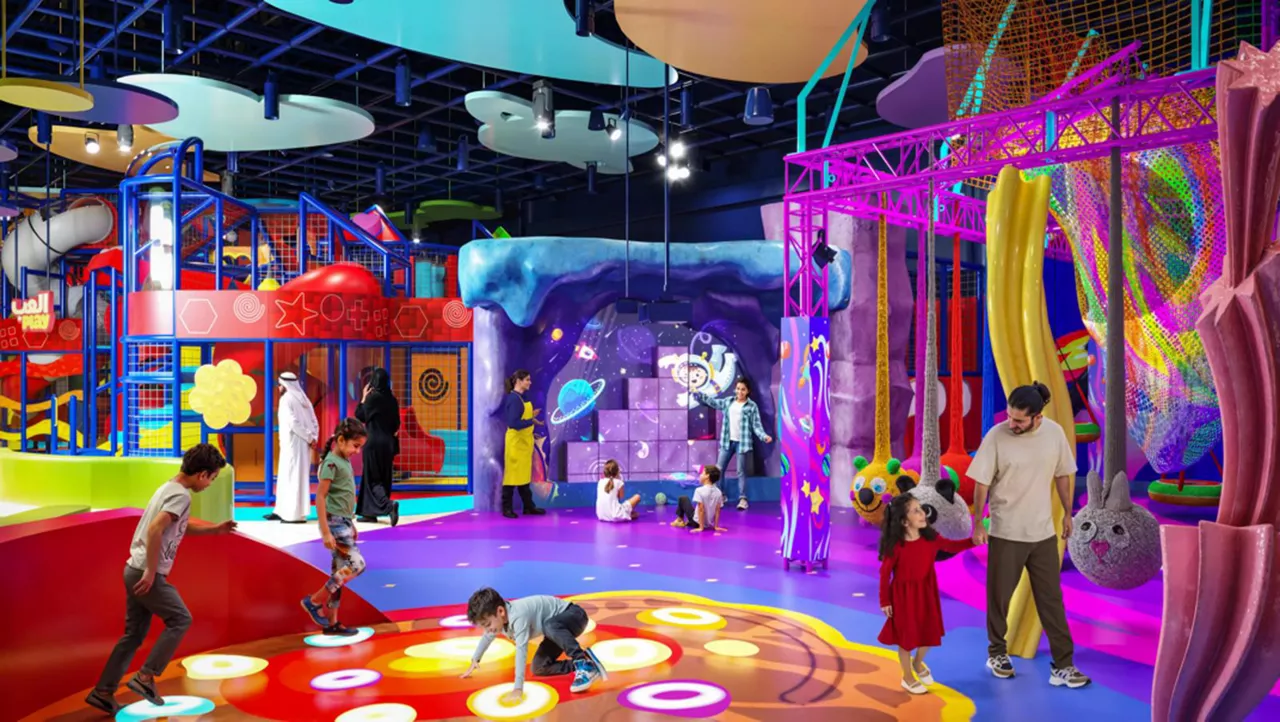 SEVEN AbhaのPlay-Doh Imagination Centerで遊ぶ子どもと家族