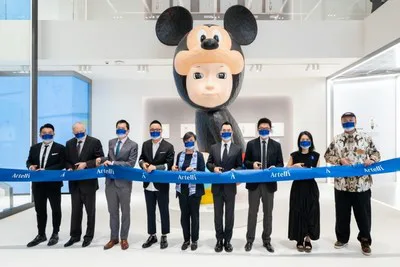 マカオのArtelliで展示を鑑賞する来場者