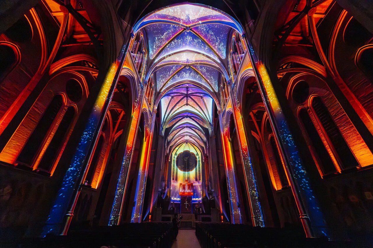 映像と照明で彩られたGrace Cathedral内部のAURA公演風景