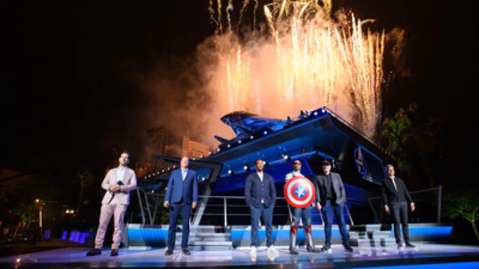 Avengers Campusの建物前に集まるMarvelの登場人物