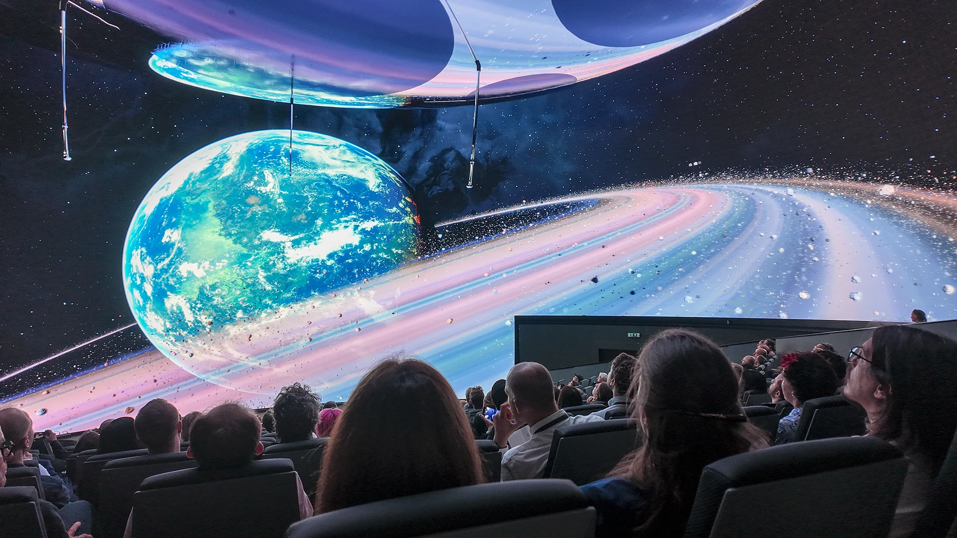Cosmの技術を導入したプラネタリウムで、全天周映像を見上げる来場者