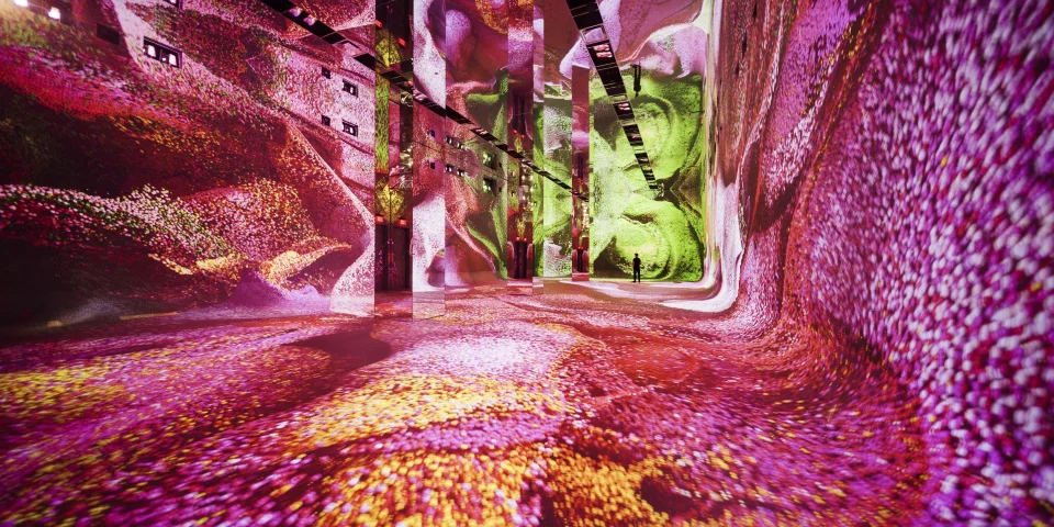 壁、床、天井、鏡面柱に赤や緑の映像を投影したDATALANDのGallery A