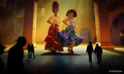 Disney Animation Immersive Experienceで「ミラベルと魔法だらけの家」が投影された会場