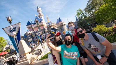 2021年4月に再開したDisneyland Resortを訪れる家族