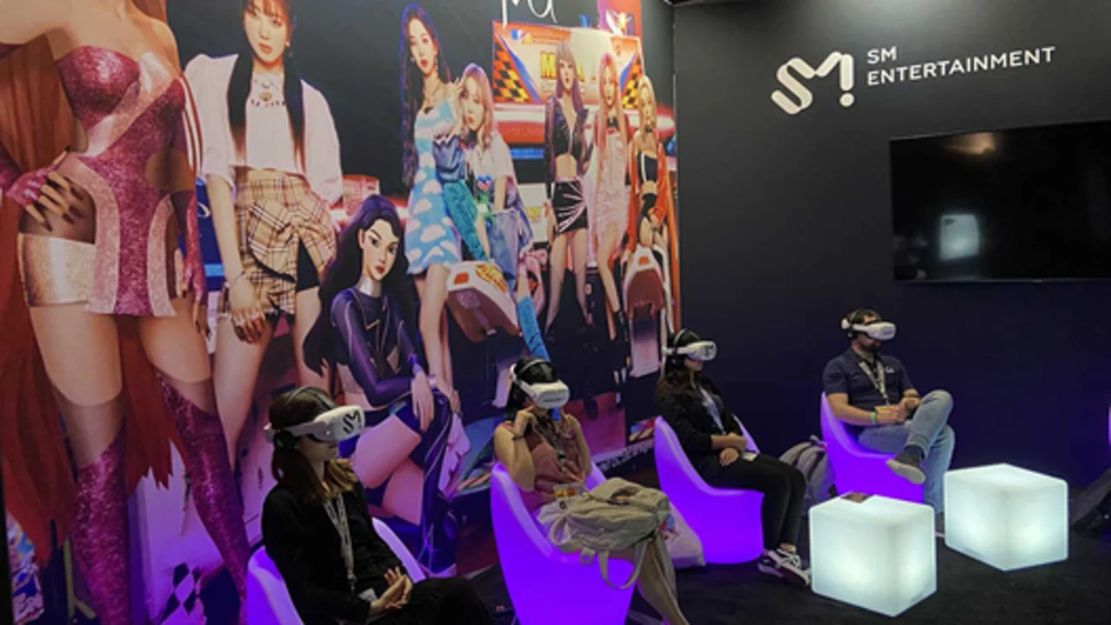 SM VR Concert ZoneでVRヘッドセットを装着して鑑賞する来場者
