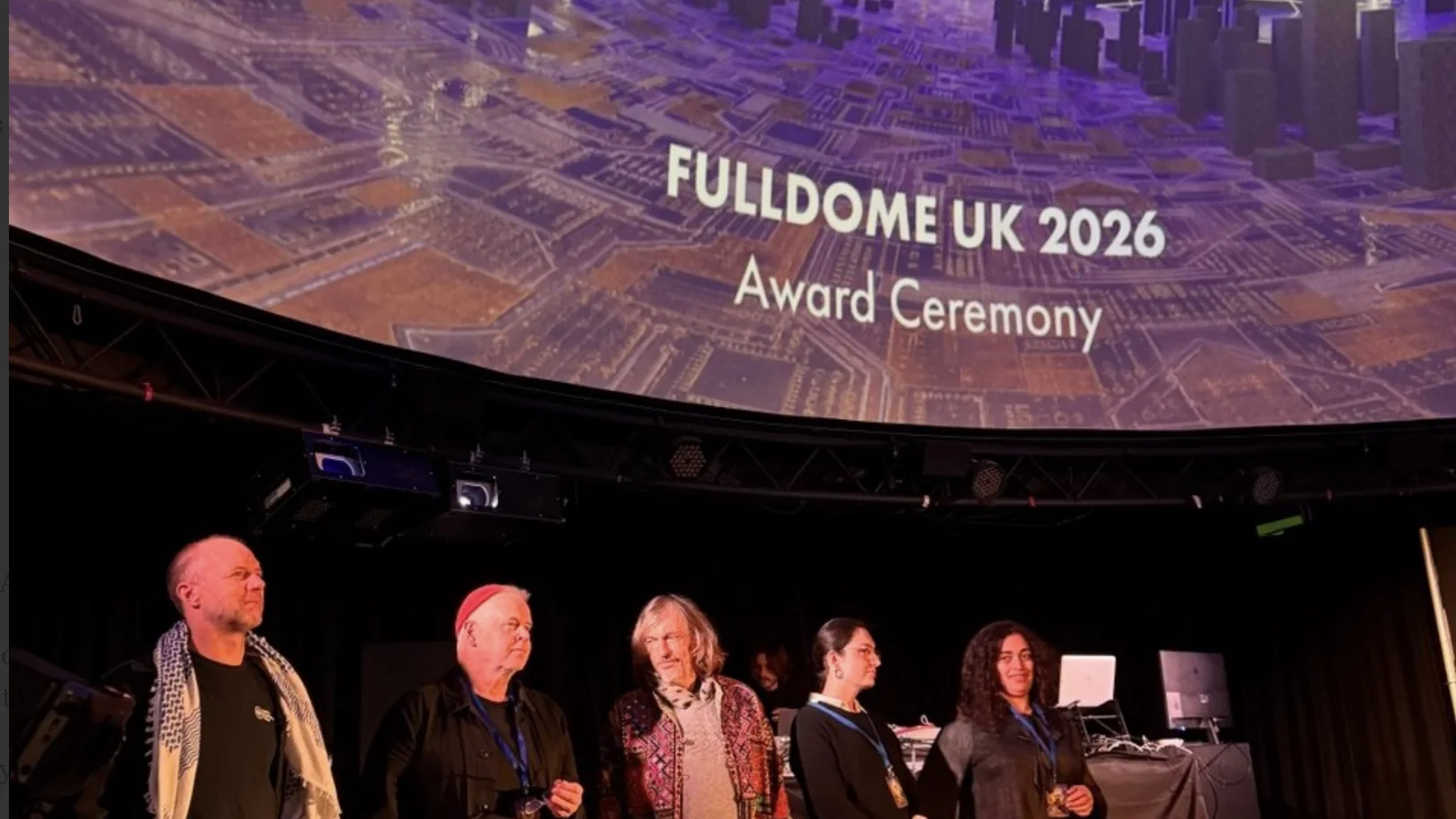 ドームスクリーンにFDUK 2026の表彰式名が映し出された会場