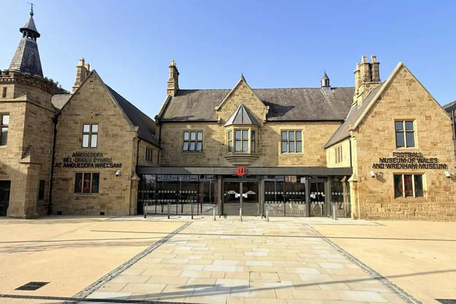 Football Museum of Wales and Wrexham Museumの名称が掲げられた、石造りのCounty Buildings正面外観