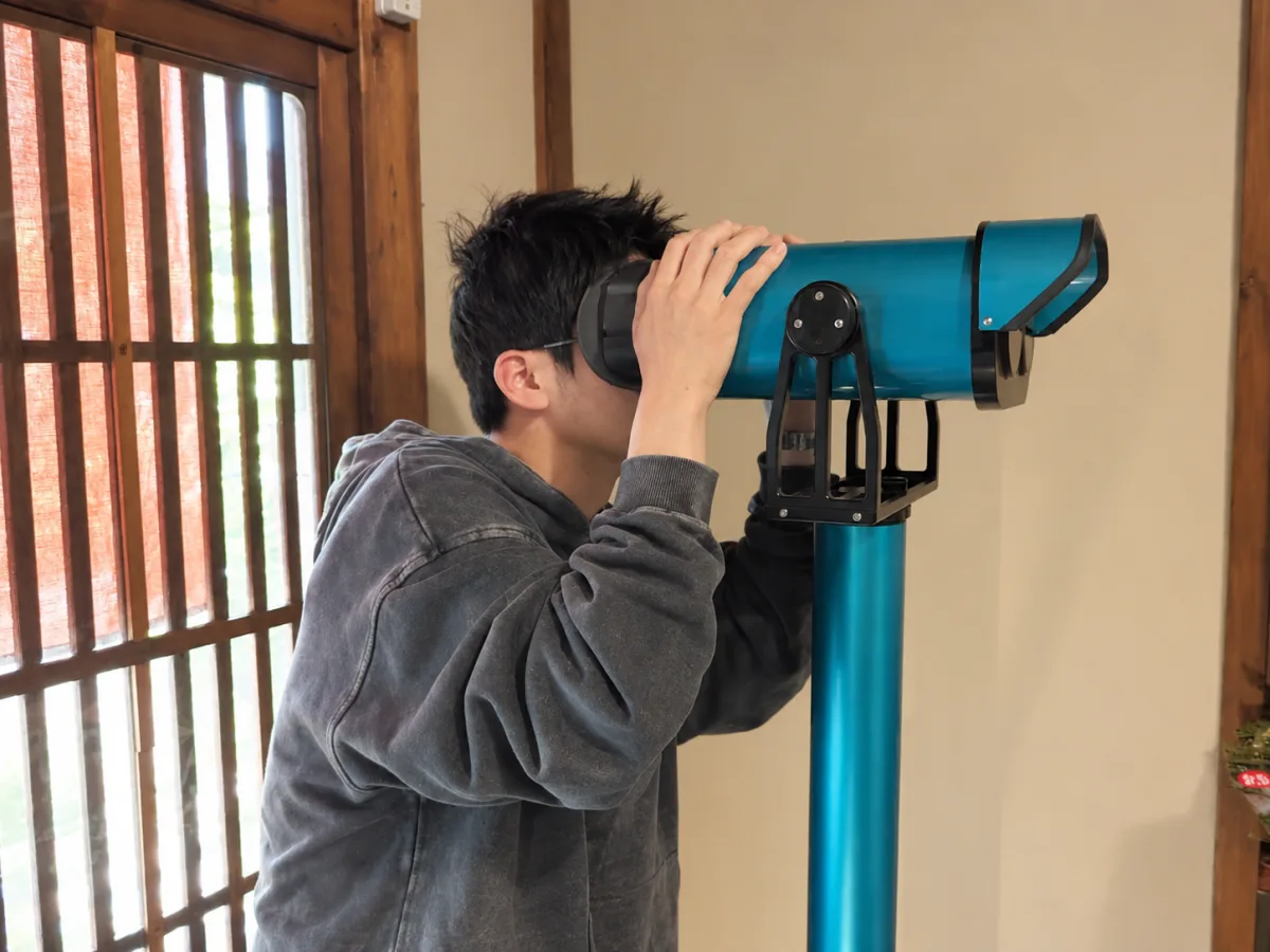 据え置き型のVR双眼鏡をのぞく利用者