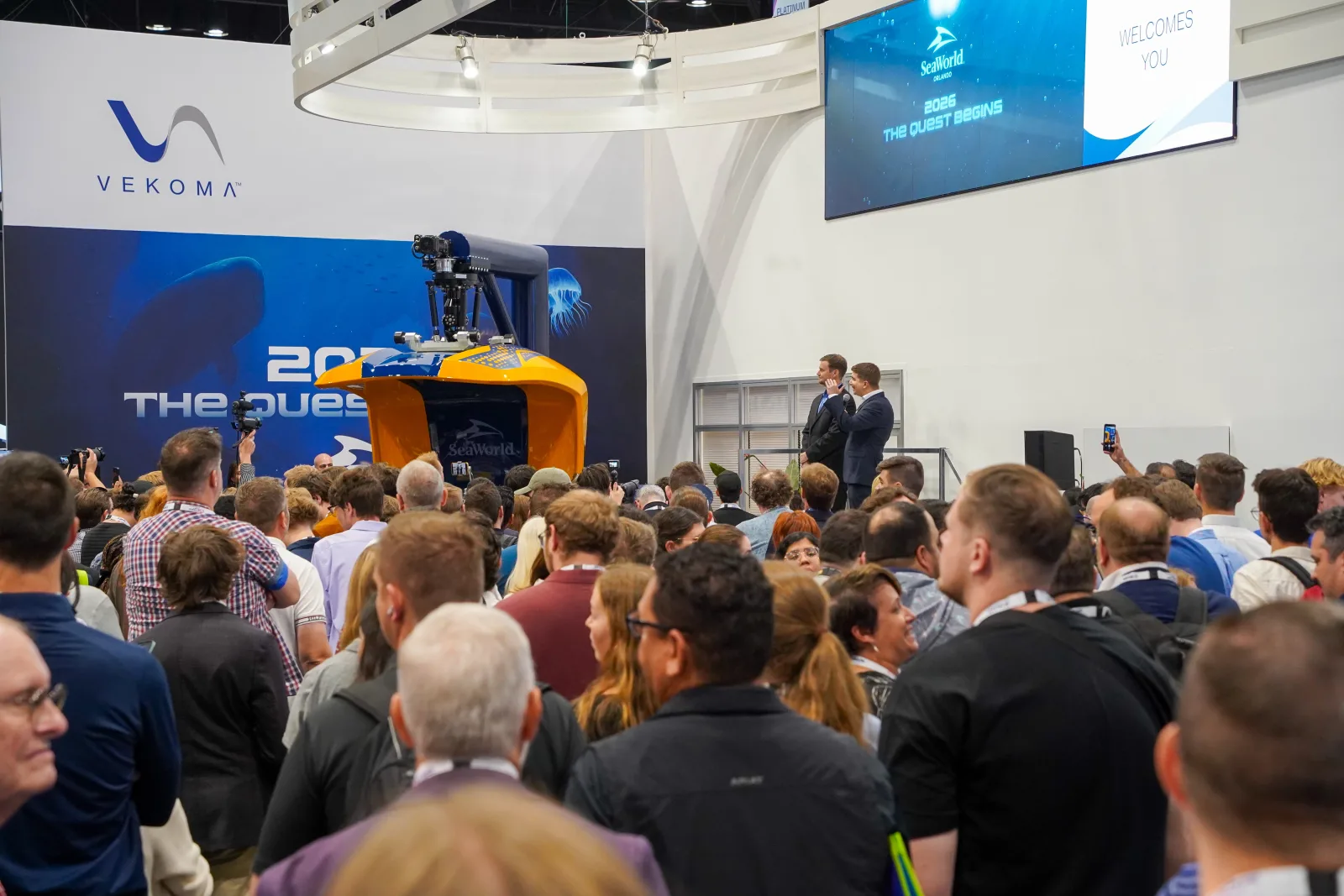 IAAPA Expo 2025の会場で、SeaWorld OrlandoとVekomaによる発表を多数の来場者が見守る様子