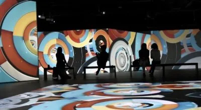 Immersive Art Seriesで作品が壁と床へ投影された空間