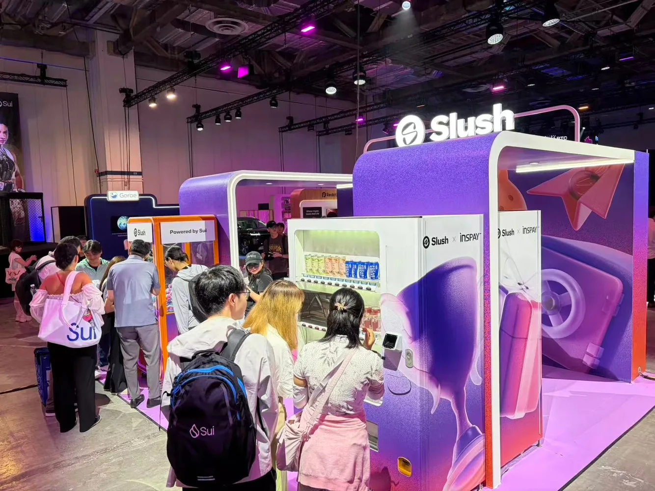 ステーブルコイン決済に対応したクレーンゲームを操作する来場者