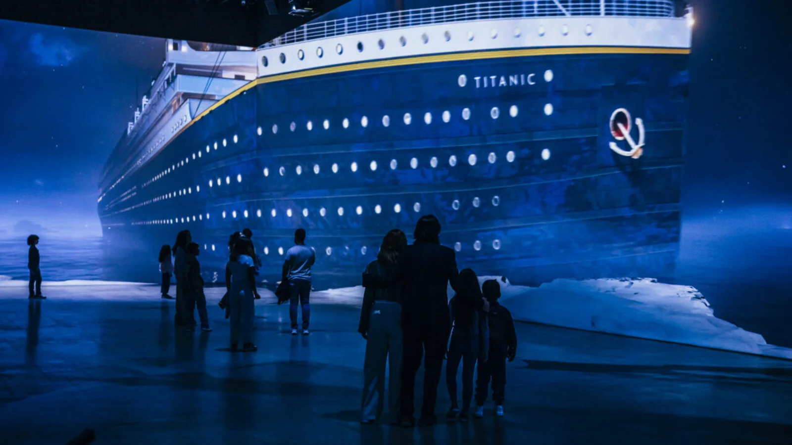 大型投影で再現されたTitanicの船体を会場内から見る来場者