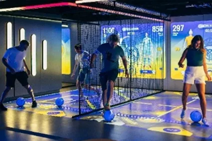 壁面映像とセンサーを使い複数人が身体を動かして遊ぶMoment Factoryの体験事例