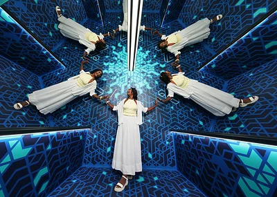 鏡張りの錯視展示で一人の来場者が複数方向に映るMuseum of Illusions Charlotte