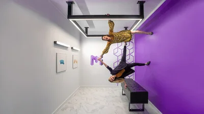 Museum of Illusions Mall of Americaの錯視展示でポーズを取る来場者