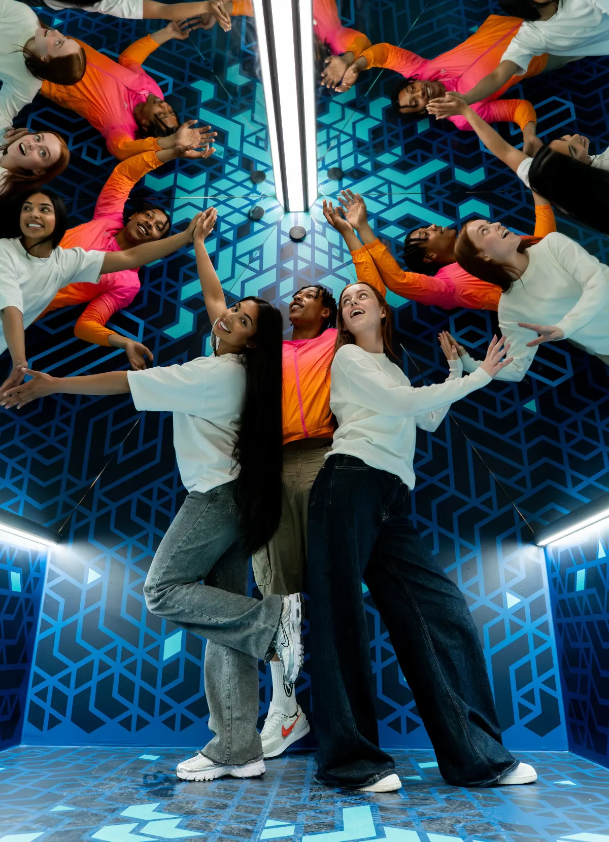 Museum of Illusions Sacramentoの鏡張りの展示室で複数方向に映る来場者
