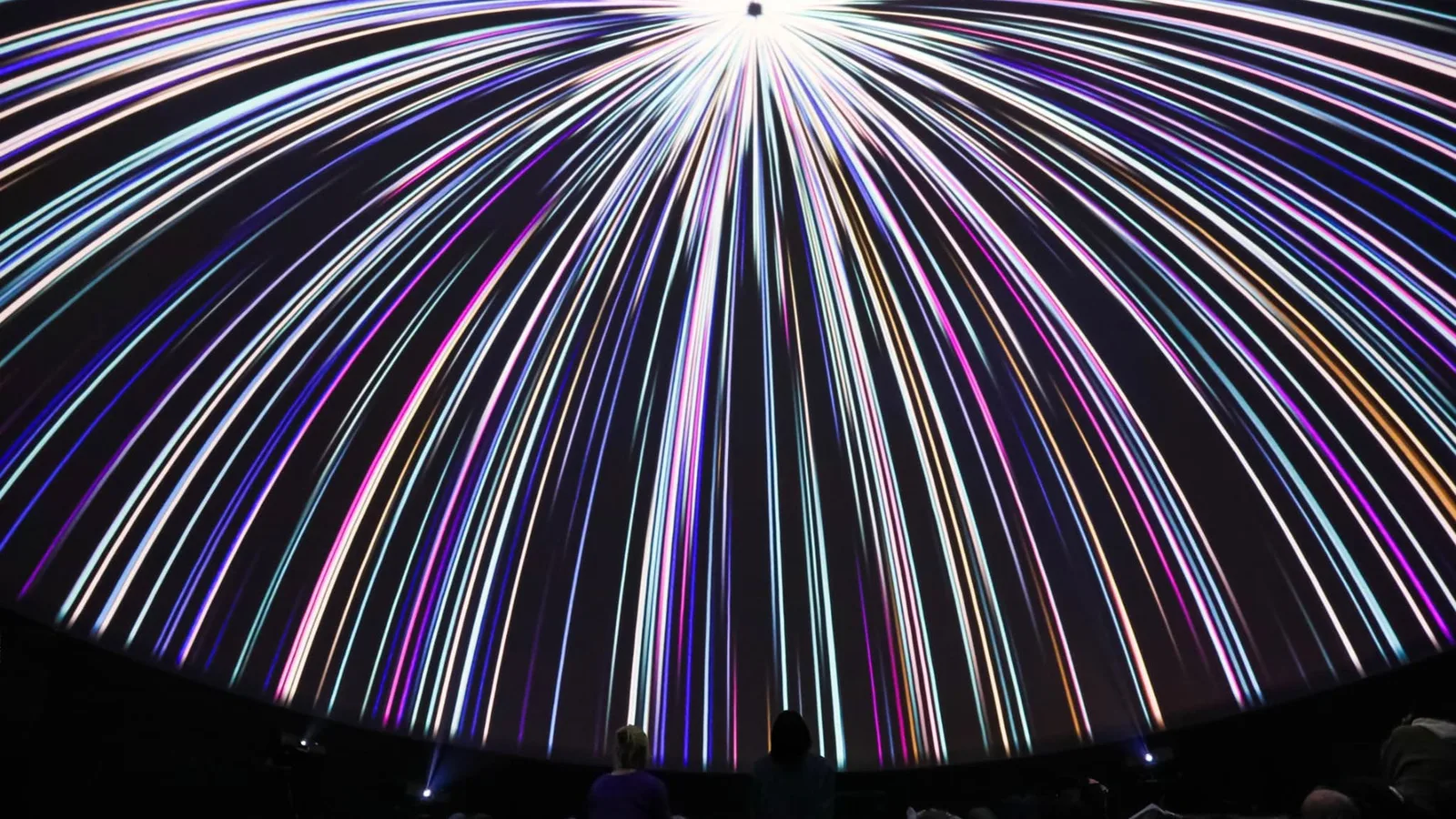 大型イマーシブドームの内部で映像と音に包まれる家族の公式イメージ