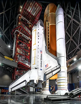 打ち上げ時の構成で垂直展示されたスペースシャトルEndeavourと外部燃料タンク、固体ロケットブースター