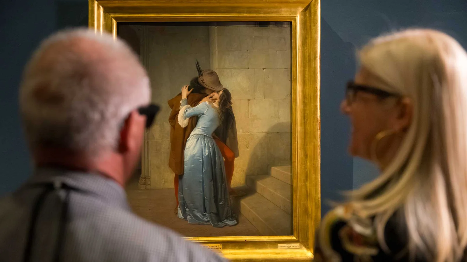 ブレラ美術館でAIグラスを装着して作品を鑑賞する「Sensing Art」の利用者