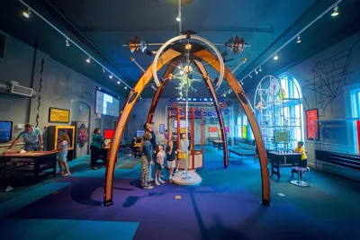 STEAM PARKの透明な機械展示で遊ぶ来館者