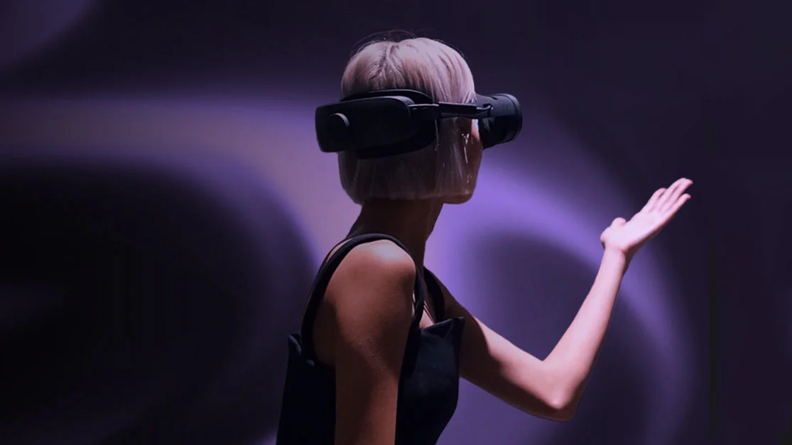 VRヘッドセットを装着し、手を差し出して作品を体験する人物